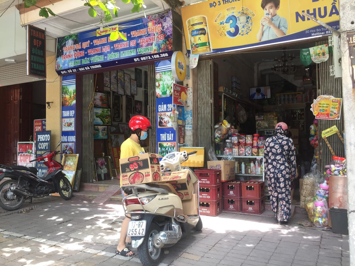 Một số người dân cẩn thận mua thêm thực phẩm dự trữ, phòng trường hợp giãn cách xã hội kéo dài.