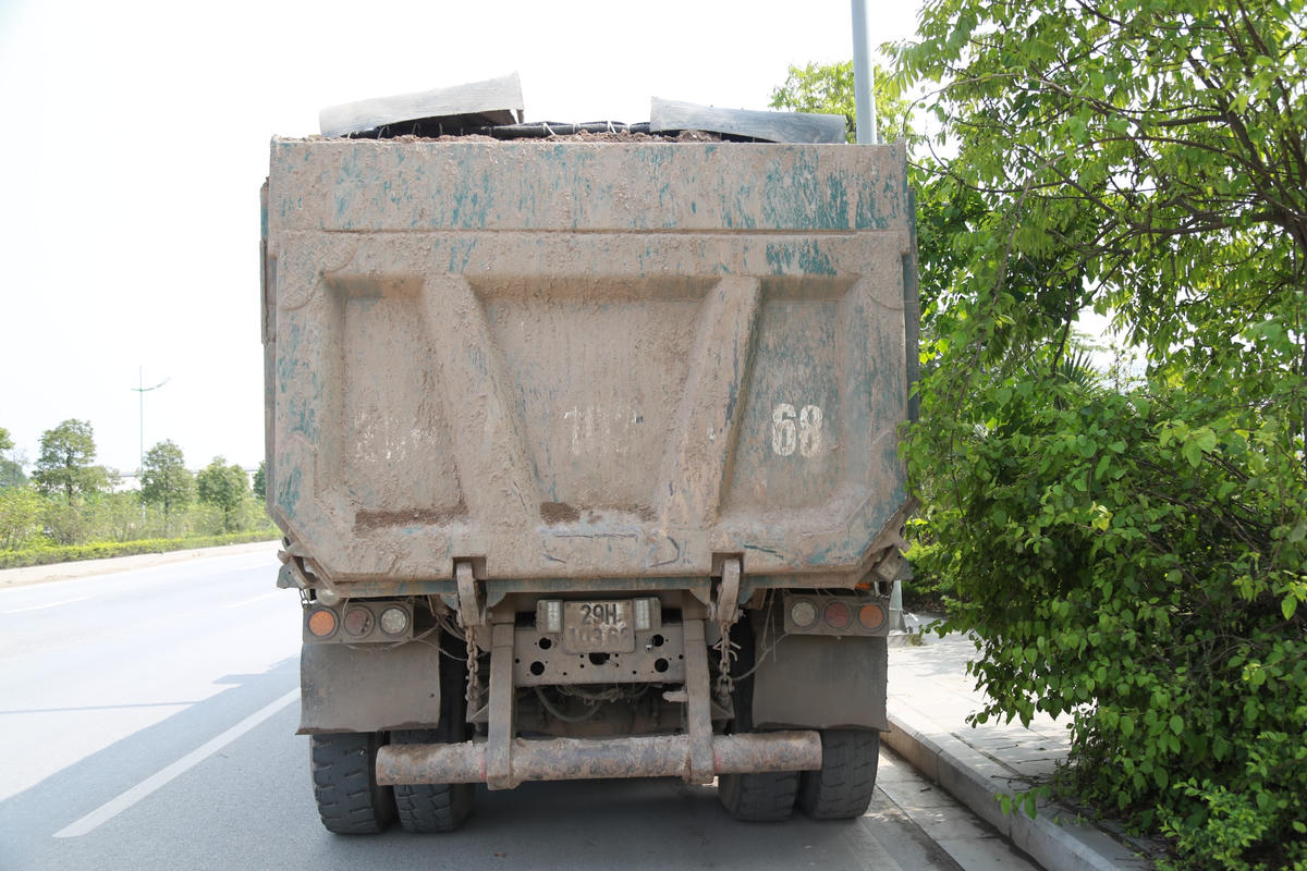 Gần 14h, xe tải mang BKS 29H- 10368 do tài xế Nguyễn Văn Vinh điều khiển lưu thông theo hướng Nhổn - Xuân Phương để rơi vãi vật liệu, biển số xe bị che bởi bùn đất tràn ra ngoài. Ngay sau khi phát hiện, tổ công tác đã ra hiệu dừng xe để kiểm tra.