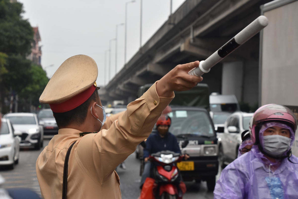 Lực lượng chức năng đã phải có mặt từ sớm để phân luồng và điều tiết giao thông.