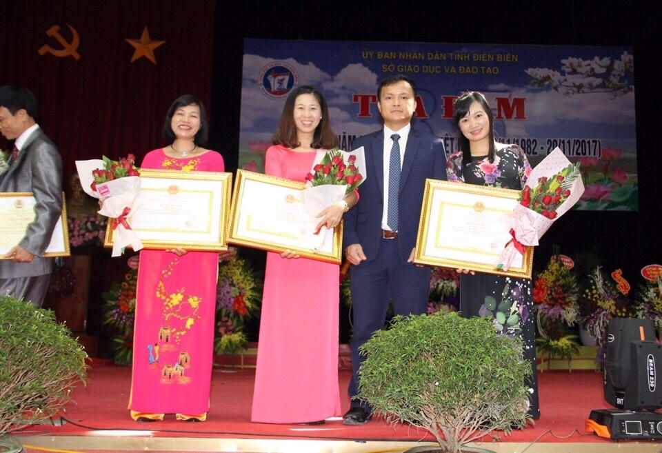 Cô giáo Vũ Thị Tố Loan (thứ hai từ trái sang) nhận khen thưởng.