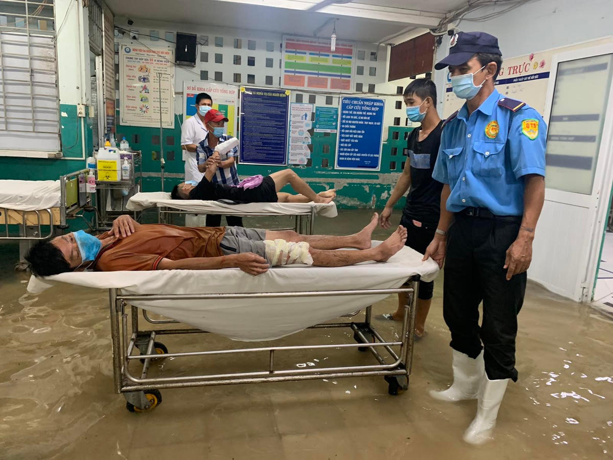 Bênh nhân năm chơ bác sĩ đến khám.