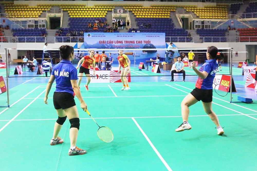 Giải Cầu lông trung cao tuổi năm nay thu hút 310 vận động viên đến từ 22 đoàn trên cả nước về tranh tài.
