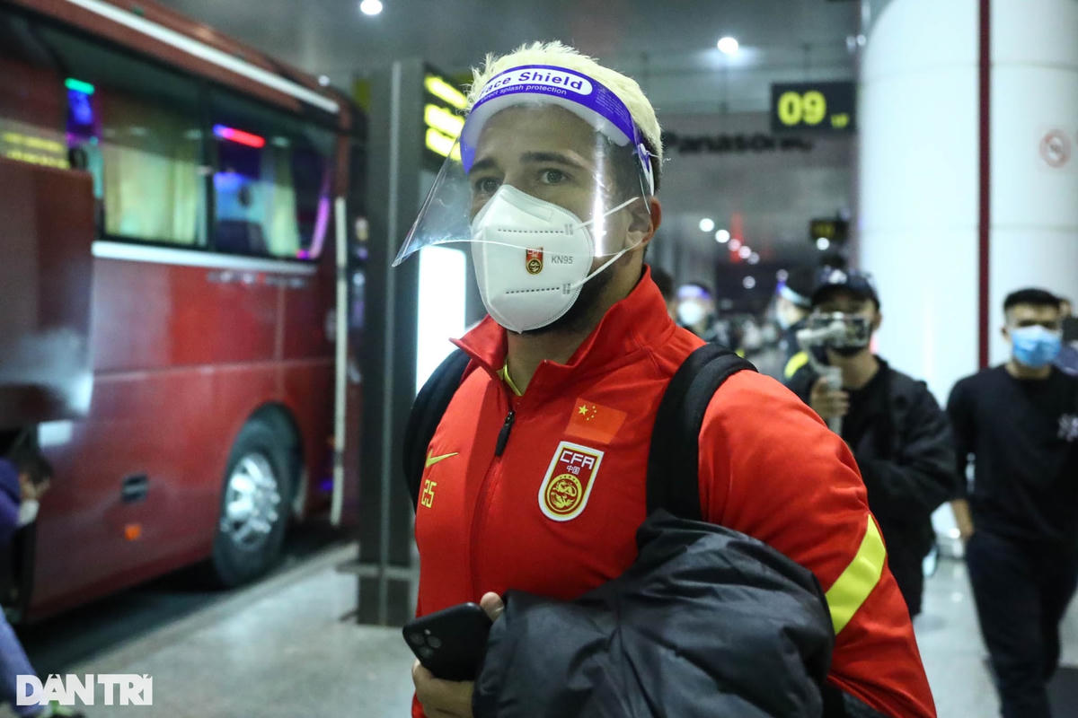 Một cái tên khác cũng được giới truyền thông quan tâm là tiền đạo nhập tịch Luo Guofu. Cầu thủ này đã gây ra vụ lùm xùm ít ngày trước khi anh lên tiếng chỉ trích Liên đoàn bóng đá Trung Quốc thiếu tôn trọng trong việc sắp xếp lịch trình di chuyển, tuy nhiên chính anh cũng đã phải lên tiếng xin lỗi sau đó.