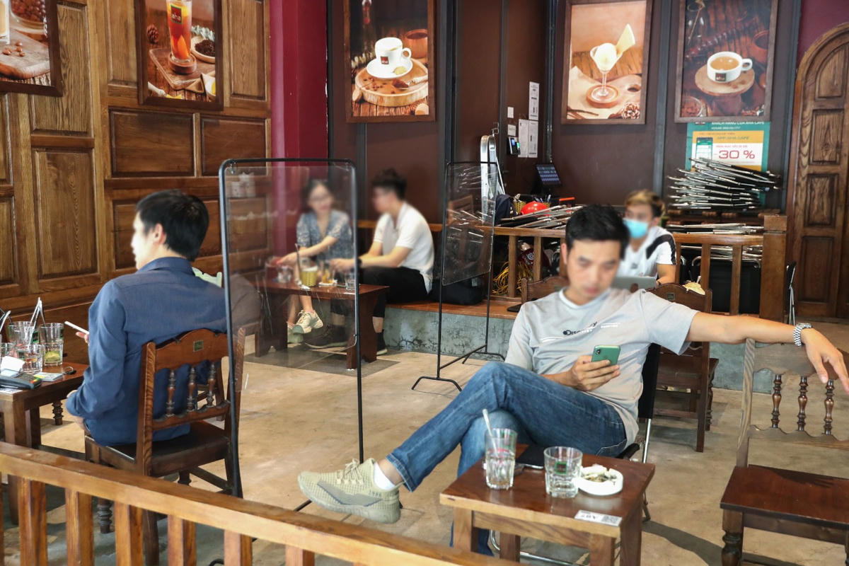 Nhiều người còn chủ quan, lơ là với dịch Covid-19. Ảnh: Quang Vinh.