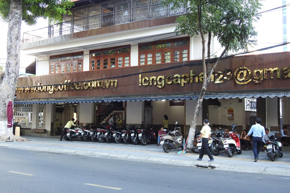 Người Đà Nẵng lại được ngồi bên ly cà phê buổi sáng ở góc phố thân quen. Ảnh: Thanh Tùng.