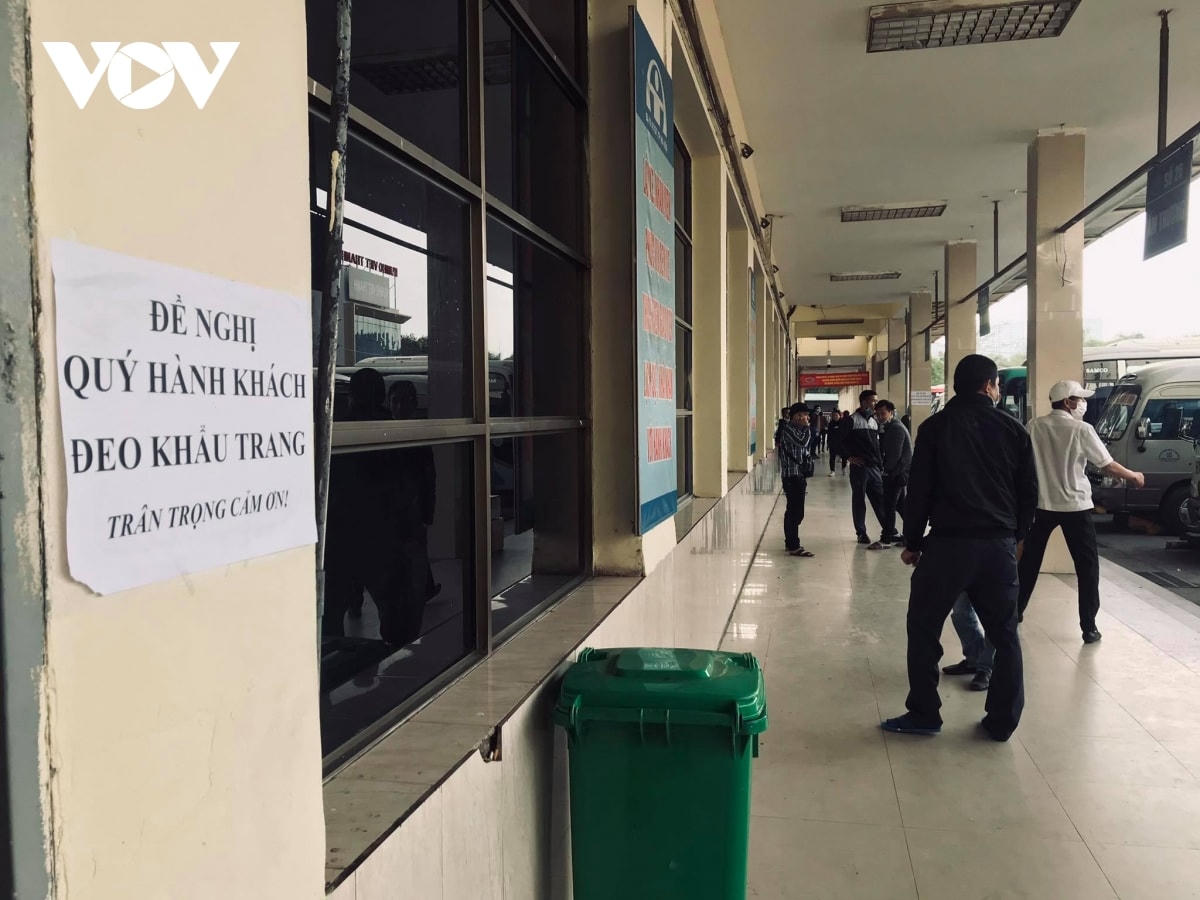 Những thông báo "Đề nghị quý khách đeo khẩu trang" được dán ở nhiều nơi, những nơi dễ quan sát để nhắc nhở hành khách tại bến xe Mỹ Đình. Ảnh: VOV.
