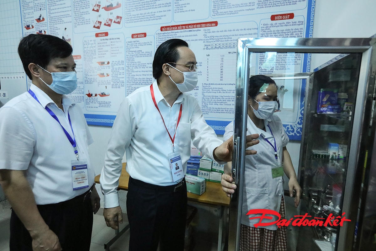 Bộ trưởng Bộ GDĐT Phùng Xuân Nhạ kiểm tra công tác y tế của điểm thi.
