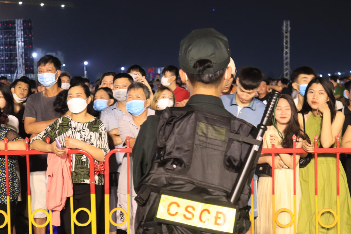 Lực lượng Cảnh sát cơ động được triển khai tại vòng ngoài của lễ kỷ niệm.