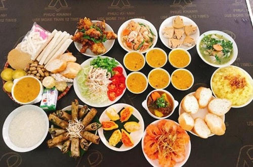 Mâm cỗ này vô cùng nổi bật với nhiều món ngon, mà món nào cũng đều được làm rất cầu kỳ, ngon mắt.