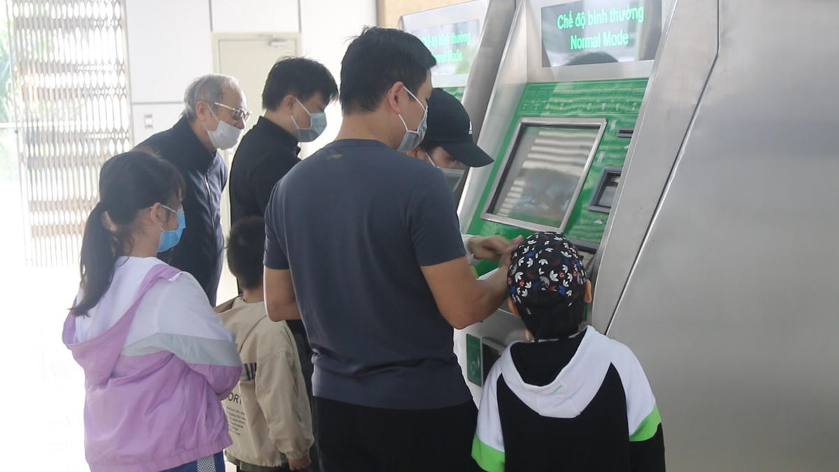 Nhiều người đổi sang sử dụng phương tiện công cộng đê di chuyển vì muốn tiết kiệm chi phí xăng