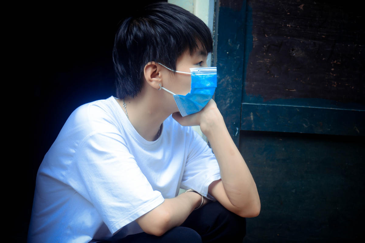 Tuy mới 22 tuổi, đang là độ tuổi đẹp nhất của người con gái, nhưng đến nay đã 6 năm Liên chạy thận (con gái chị Lê ). "Cuối năm lớp 10 em biết mình bị bệnh, em rất buồn và khóc suốt, lên 11 em nghỉ học để có thời gian điều trị. Một tuần em chạy thận 3 lần, mỗi lần xong đều rất mệt", Liên chia sẻ.