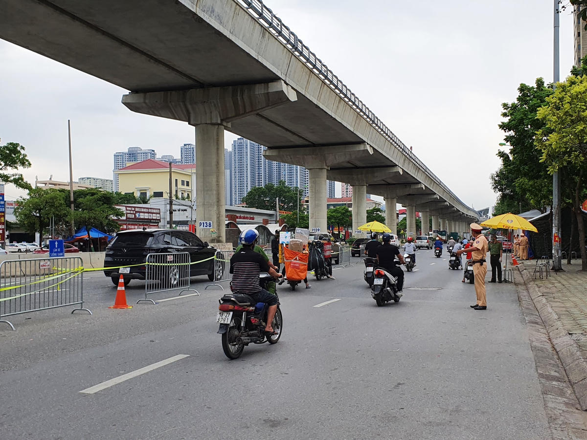 Từ 6h sáng, lực lượng chức năng tại chốt kiểm soát Cầu Diễn (đường 32, quận Nam Từ Liêm) đã bắt đầu kiểm tra giấy đi đường của người dân.
