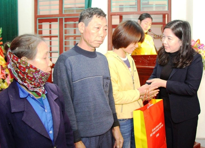 Bà Phạm Thị Thanh Thủy - Chủ tịch Ủy ban MTTQ,Trưởng Ban Dân vận tỉnh Thanh Hóa trao quà cho các gia đình chính sách trong đợt tặng quà. (Ảnh Trần Thanh) Tổng trị giá quà Tết Nguyên đán Tân Sửu trao cho các hộ gia đình là 115 triệu đồng, nguồn kinh phí được trích từ Quỹ “vì người nghèo” Trung ương.