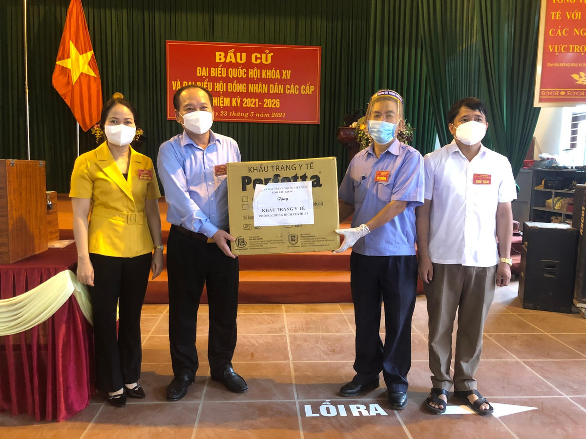 Tại các điểm kiểm tra, giám sát, ông Trần Công Thắng thăm hỏi, động viên và trao quà hô trợ phòng, chống dịch Covid-19.
