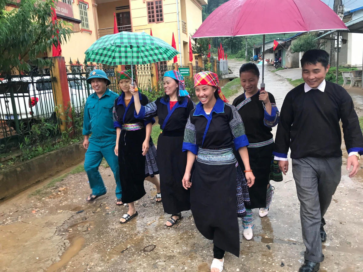 Những con đường bê tông khắp huyện Mù Cang Chải đang tiếp sức cho bà con thoát nghèo.
