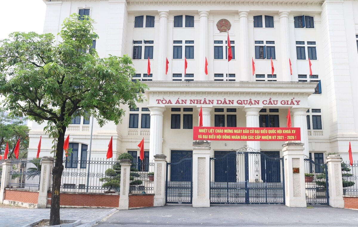 Cờ đỏ và băng rôn khẩu hiệu được treo ở trước Tòa án nhân dân quận Cầu Giấy.  