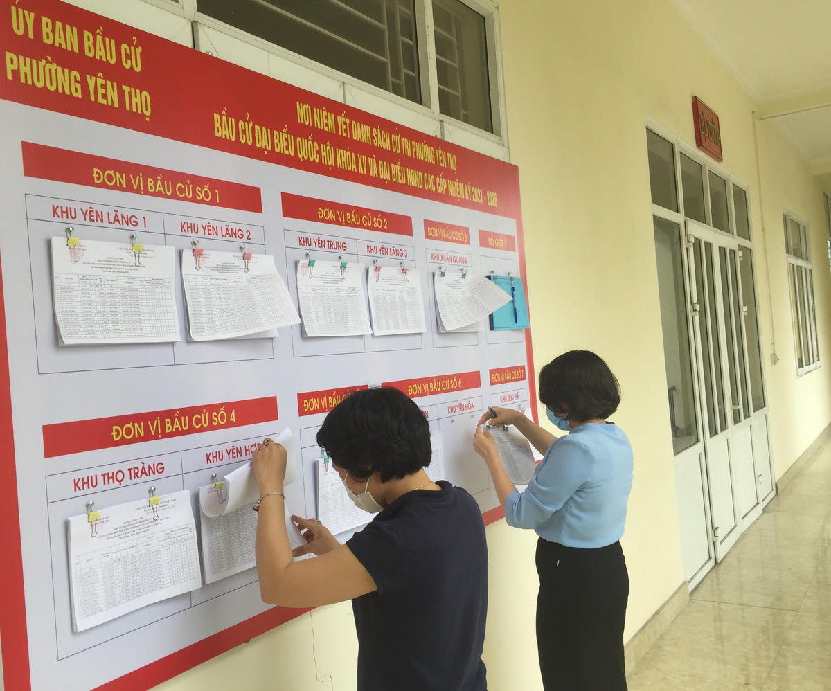 Chiều ngày 7/4, cán bộ Ủy ban bầu cử phường Yên Thọ, thị xã Đông Triều (Quảng Ninh) triển khai niêm yết danh sách cử tri tại 11 khu phố và trụ sở UBND phường để cử tri kiểm tra danh sách