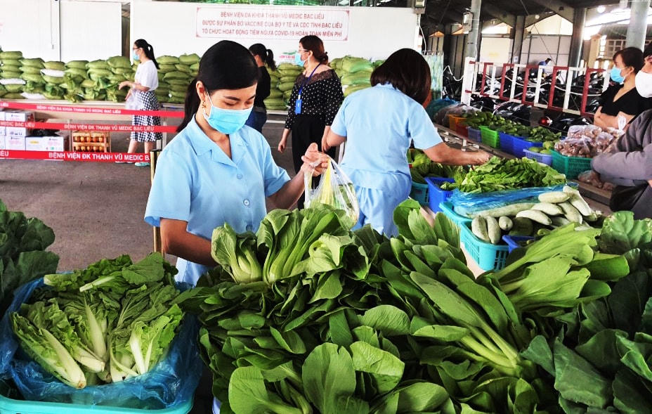 Rất nhiều rau củ tươi xanh, nhân viên khó khăn đến tự chọn.