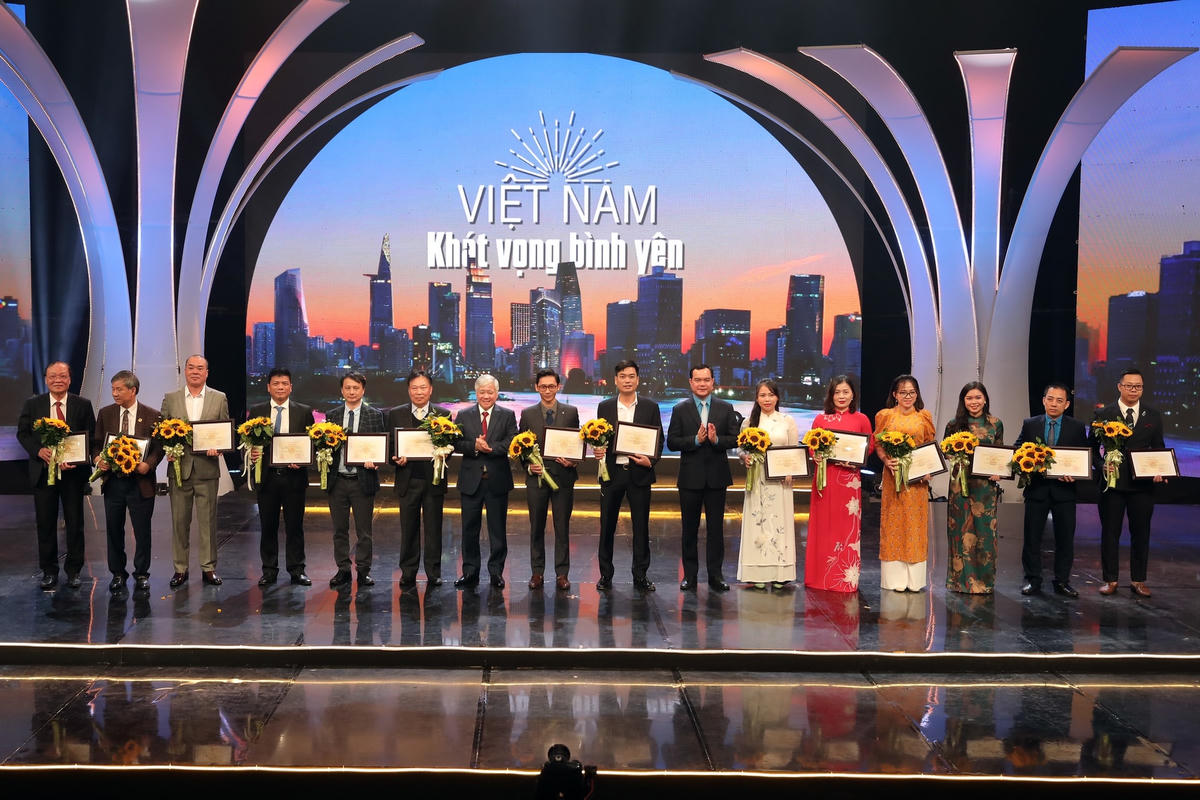 Bí thư Trung ương Đảng, Chủ tịch UBTƯ MTTQ Việt Nam Đỗ Văn Chiến và Chủ tịch Liên đoàn Lao động Việt Nam Nguyễn Đình Khang trao giải cho các tác giả đoạt giải cuộc thi “Giai điệu nơi tuyến đầu” và video clip “Thời khắc khó quên”.