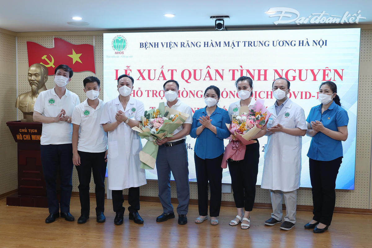 Lãnh đạo Công đoàn Việt Nam cùng Ban lãnh đạo bệnh viện Răng, Hàm, Mặt Trung ương Hà Nội tặng hoa các y, bác sĩ chúc mừng họ hoàn thành nhiệm vụ, chiến thắng dịch Covid-19.