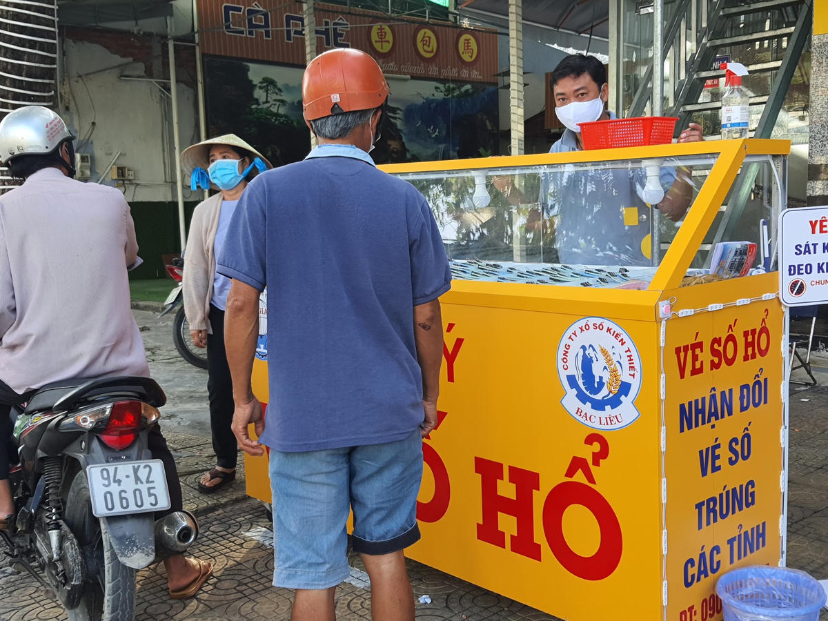 Trước tình hình diễn biến phức tạp của dịch Covid-19 khiến toàn tỉnh Bạc Liêu thành 'vùng đỏ', Công ty Xổ số kiến thiết Bạc Liêu yêu cầu đại lý không được bán vé số dạo, chỉ bán tại bàn.