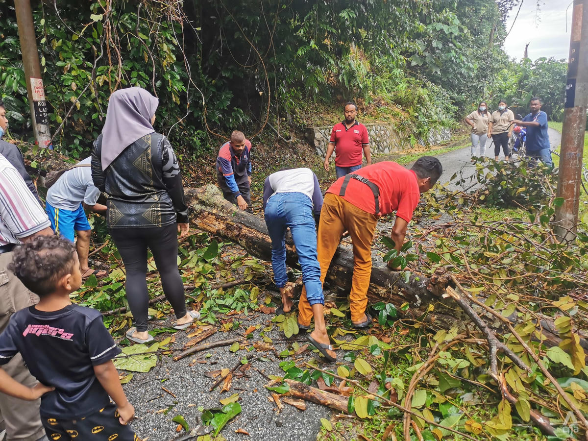 Tàn dư của trận lũ lụt ‘trăm năm có một’ rất khó để người dân Malaysia xử lý nhanh chóng. Ảnh: CNA.