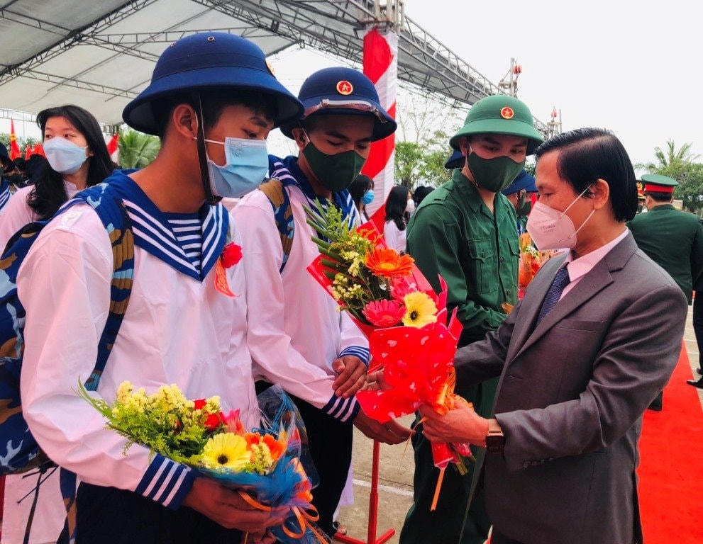 Lãnh đạo huyện Bình Sơn, tỉnh Quảng Ngãi động viên tân binh.