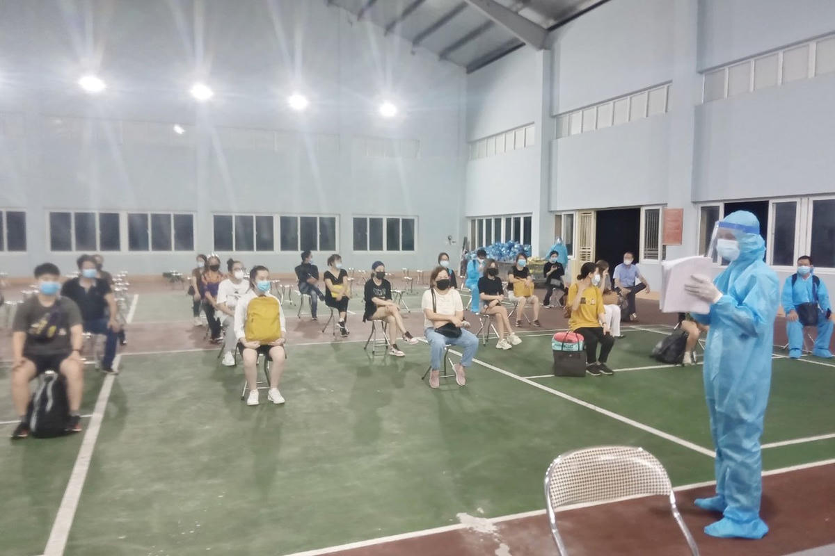 Các công dân được cách ly tập trung tại Trung đoàn 244 sau khi về đến sân bay Vân Đồn. 