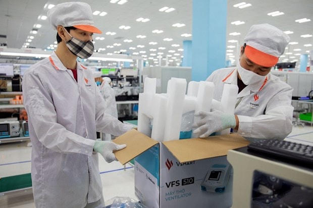 Sản xuất máy thở Vsmart VFS-510. (Ảnh: Bloomberg).