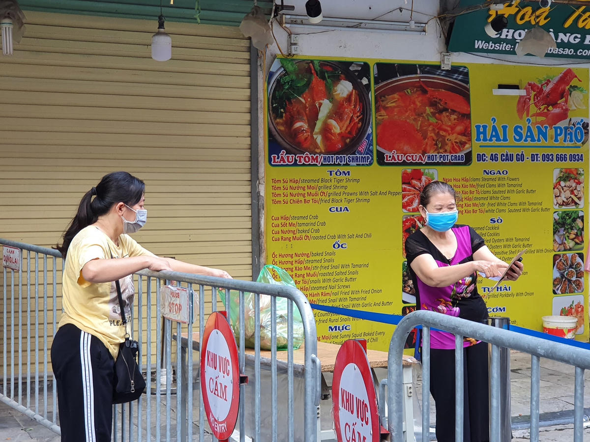 Khu vực này được rào chắn nghiêm ngặt dưới sự kiểm soát của các nhân viên bảo vệ. Tại đây được bố trí một chiếc bàn để thực phẩm, người bán và người mua không được tiếp xúc gần với nhau.