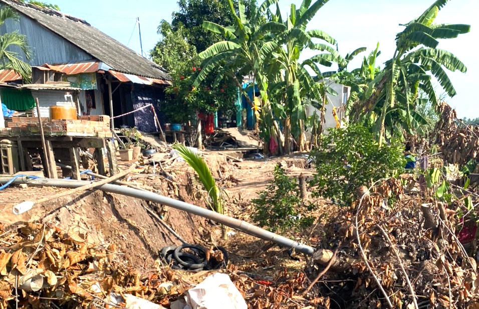 Vết sụt lúng xuống sông khoảng 0,5m - 1,1m so với hiện trạng ban đầu