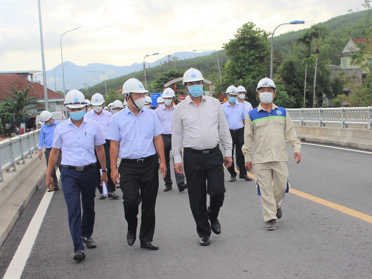 Lãnh đạo tỉnh Quảng Nam đi kiểm tra cầu Nông Sơn (mới).