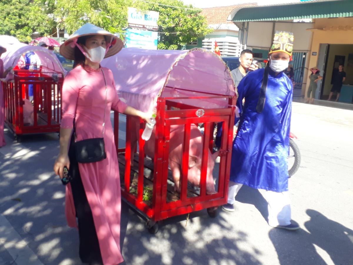 Ông Bà Đám rước "Ông Voi" về đình Trà Cổ.