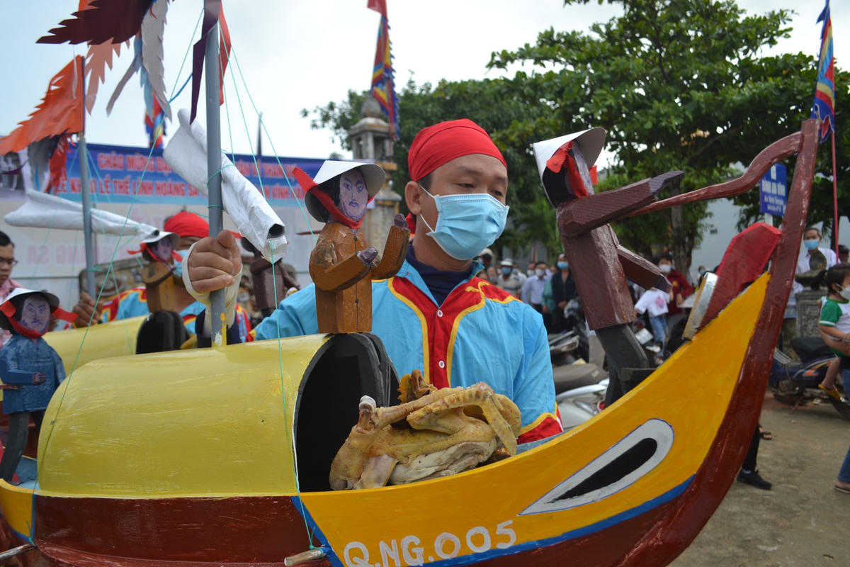 Đưa mô hình thuyền câu ra biển.