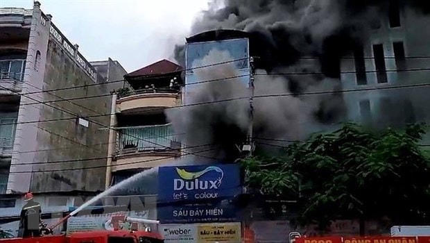 Cửa hàng sơn cháy dữ dội, thiêu rụi nhiều tài sản