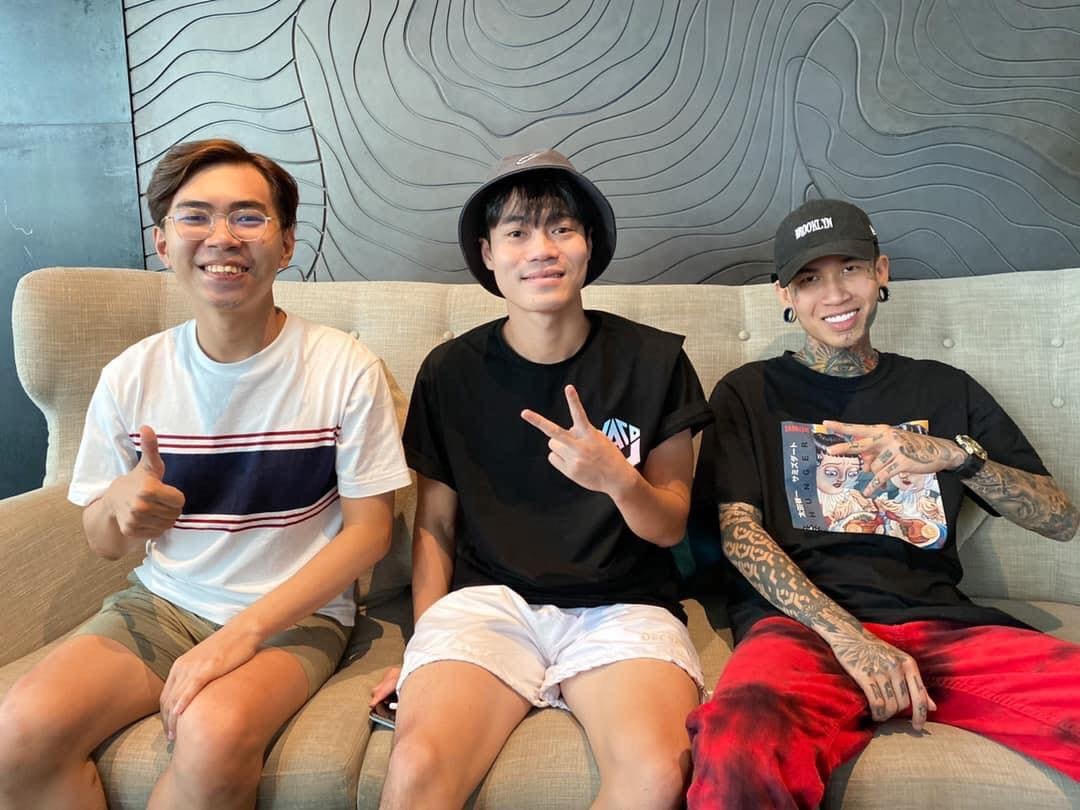 Diễn viên hài Minh Dự đăng ảnh chụp cùng cầu thủ Nguyễn Văn Toàn và Rapper Dế Choắt- Quán quân chương trình Rap Việt: “Không lên kế hoạch mà sao giơ tay từ 1 tới 3 hay vậy ta?”.