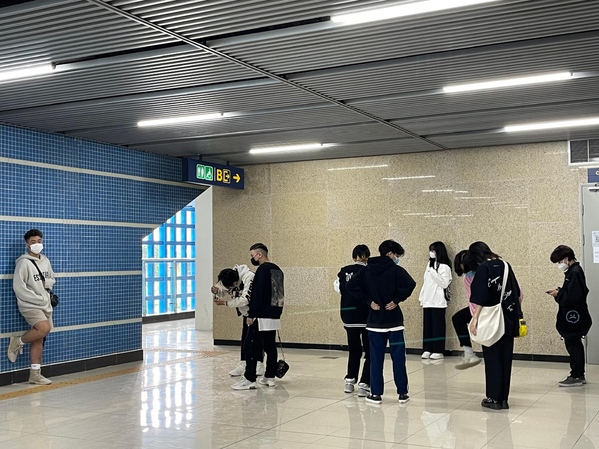 Sau 7 ngày vận hành, ga Cát Linh - Hà Đông không chỉ thu hút đông đảo người dân đến trải nghiệm mà còn được đánh giá là điểm “hot” cho hoạt động chụp ảnh check-in của giới trẻ.