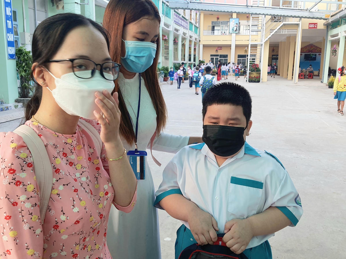 Sau gần 10 tháng gián đoạn vì dịch Covid-19, nhiều trẻ mầm non, tiểu học cũng bỡ ngỡ khóc òa, không chịu vào lớp.