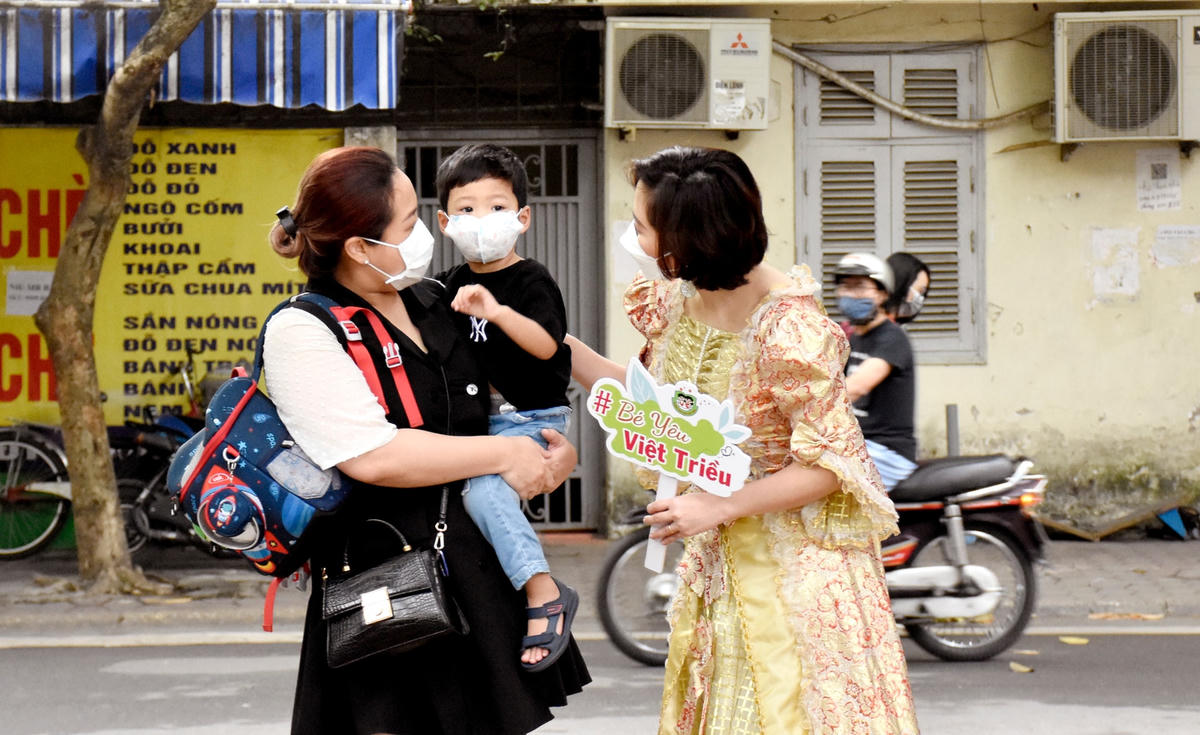 Cô giáo Trường Mầm non Việt Triều Hữu nghị đón trẻ trở lại trường.