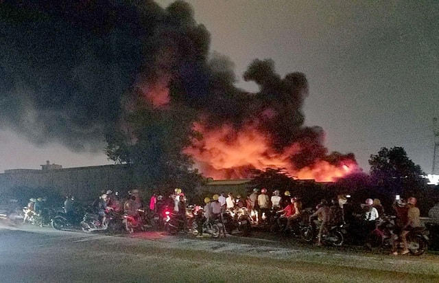 [ẢNH] Hiện trường vụ cháy kho hàng gia dụng rộng hơn 7.000 m2