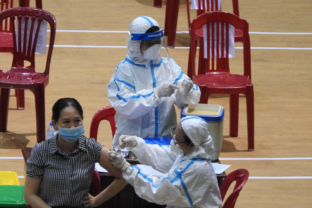 Gần 50.000 người ở Đà Nẵng được tiêm vaccine AstraZeneca ngừa Covid-19 lần này. Ảnh: Thanh Tùng.