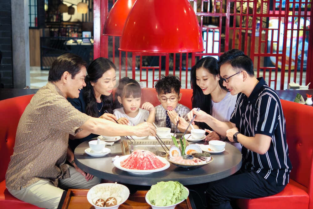 Gia đình quây quần bên nhau cùng đón mùa Trăng rằm 2020