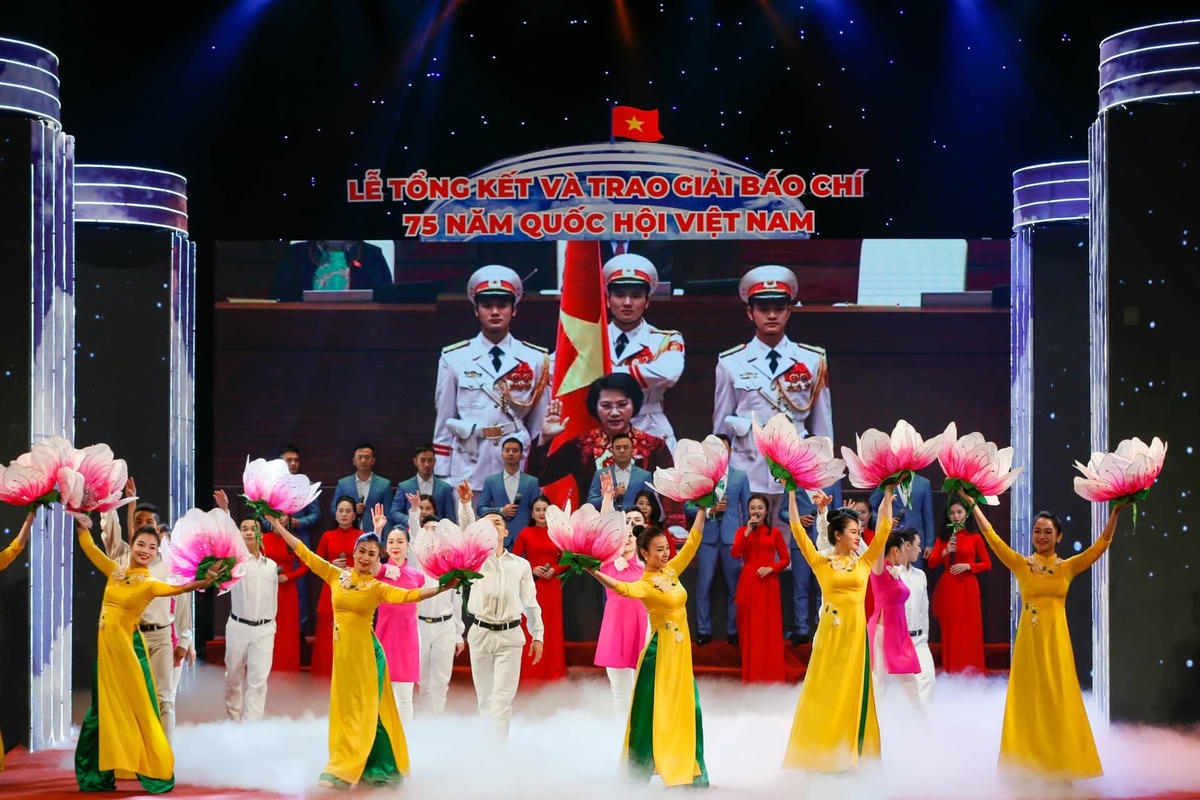 Một tiết mục văn nghệ tại Lễ trao giải. Ảnh: Quang Vinh.