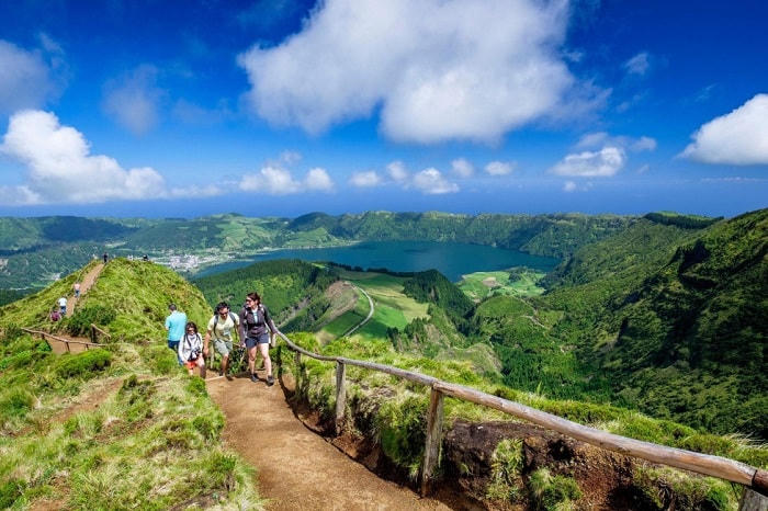 Đi bộ cũng là một hoạt động được ưa thích. Ảnh: Azores.