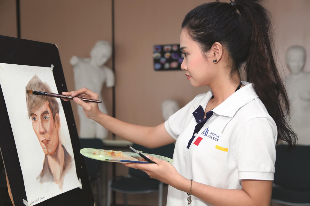 Sinh viên ngành thiết kế nghệ thuật tại trường Đại học Hoa Sen.
