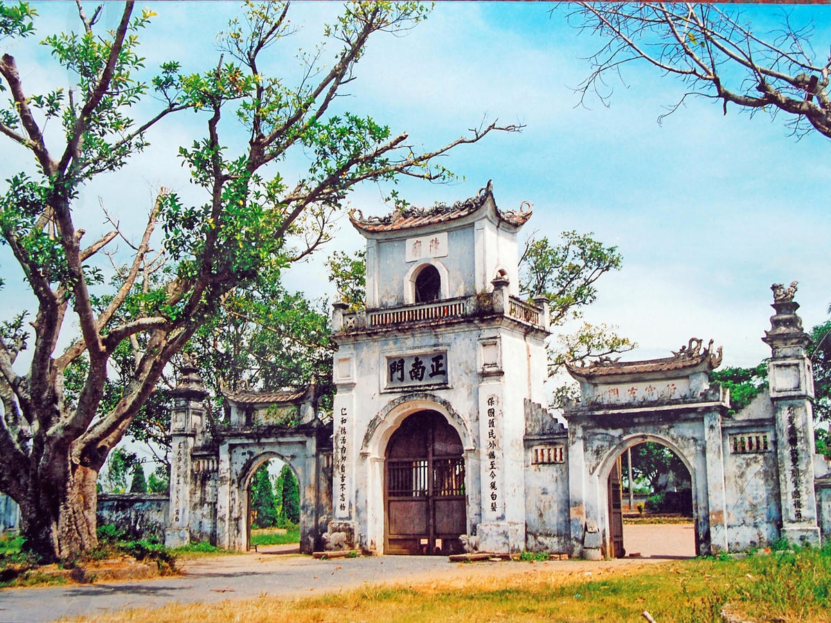 Đền Trần, thờ thủy tổ và 14 đời vua triều Trần.
