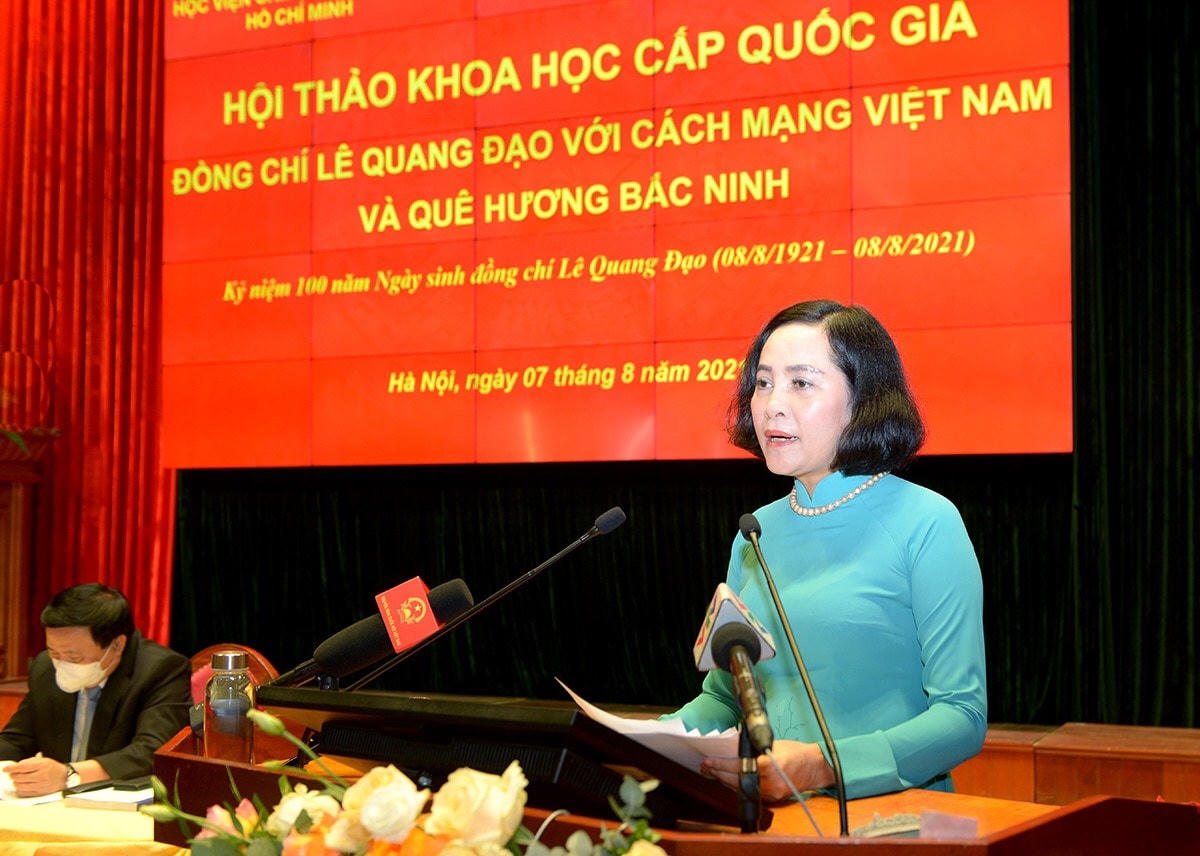 Bà Nguyễn Thị Thanh, Trưởng Ban Công tác đại biểu, Ủy ban Thường vụ Quốc hội tham luận tại Hội thảo
