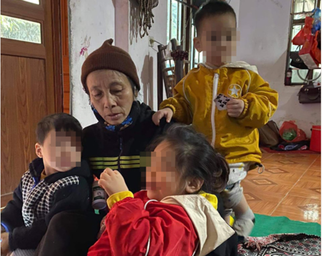 Quỳnh Anh (áo đỏ) và Nam (áo vàng) đang được nhận nuôi.