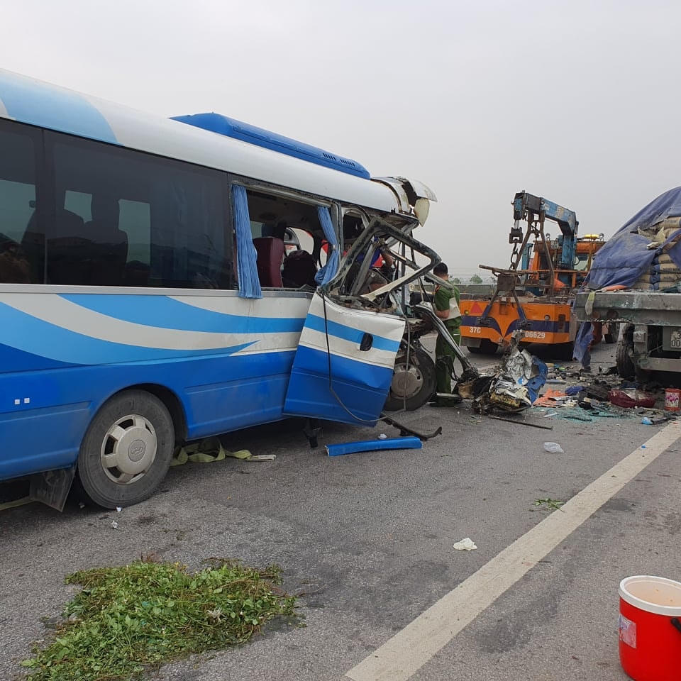 Phần đầu của chiếc xe khách bị hư hỏng nghiêm trọng
