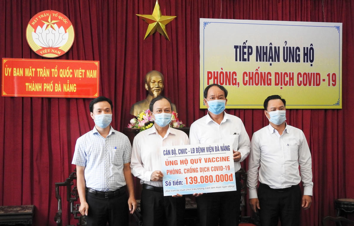 Cán bộ, viên chức, người lao động Bệnh viện Đà Nẵng ủng hộ 139.080.000 đồng. Ảnh Thanh Tùng.